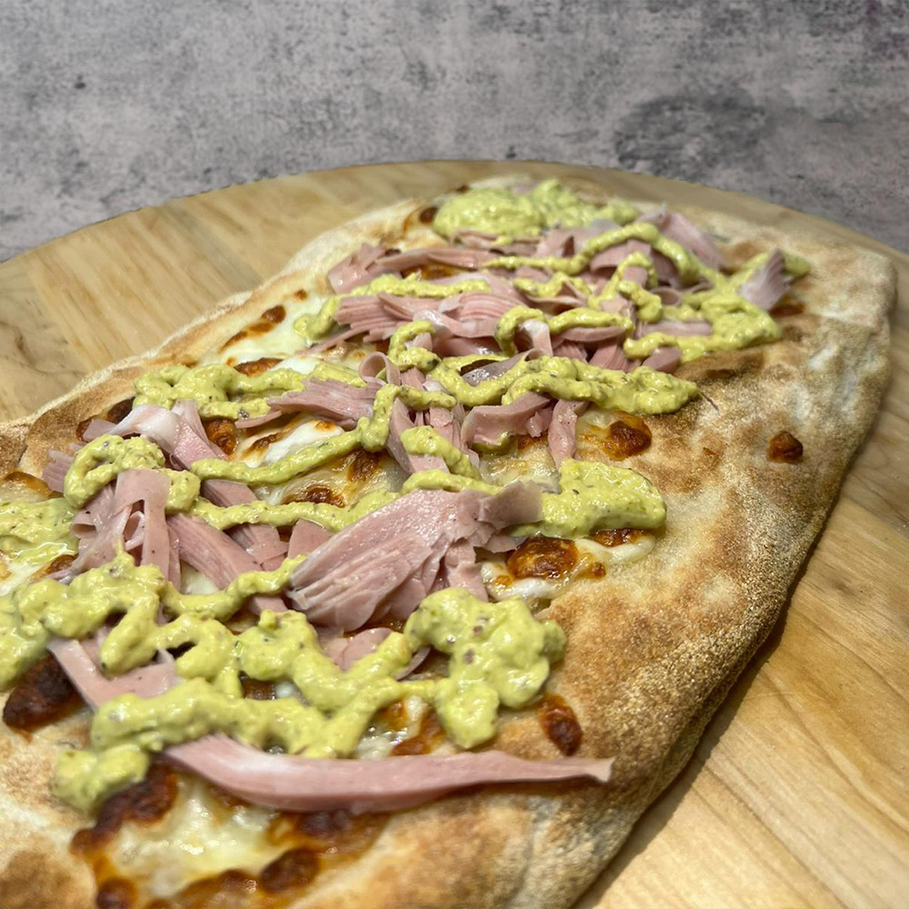 Pinsa con mozzarella, mortadella e crema di pistacchio