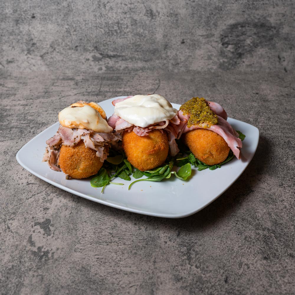 Tris di crocchè farciti: porchetta e provola, mortadella e crema di pistacchio, bacon e mozzarella di bufala 